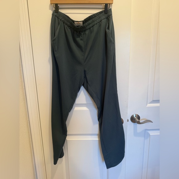 MARINE LAYER Allison Pant in Green Gables size Large Lightweight Dolphin Hem - Picture 3 of 9